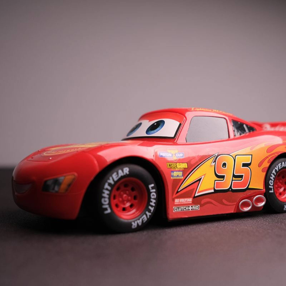 CARS AUTA ZYGZAK McQUEEN RC SAMOCHÓD ZDALNIE STEROWANY NA PILOTA 17CM