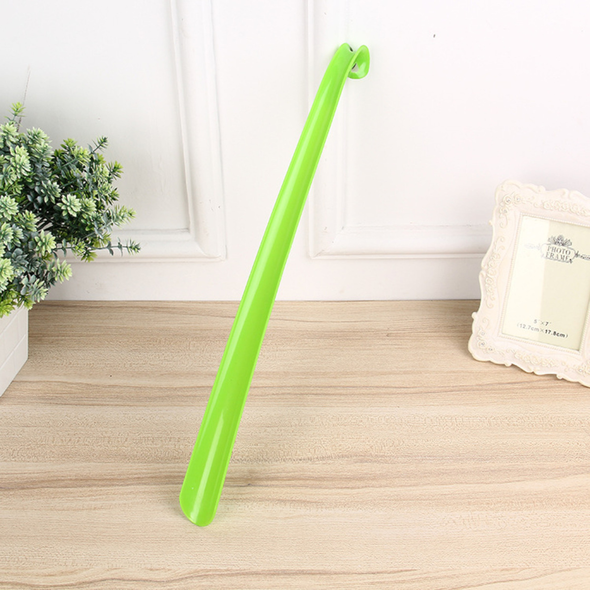 ŁYŻKA DO BUTÓW KIJ DO BUTÓW DŁUGA KOLOROWA PLASTIKOWA 43CM Z HACZYKIEM