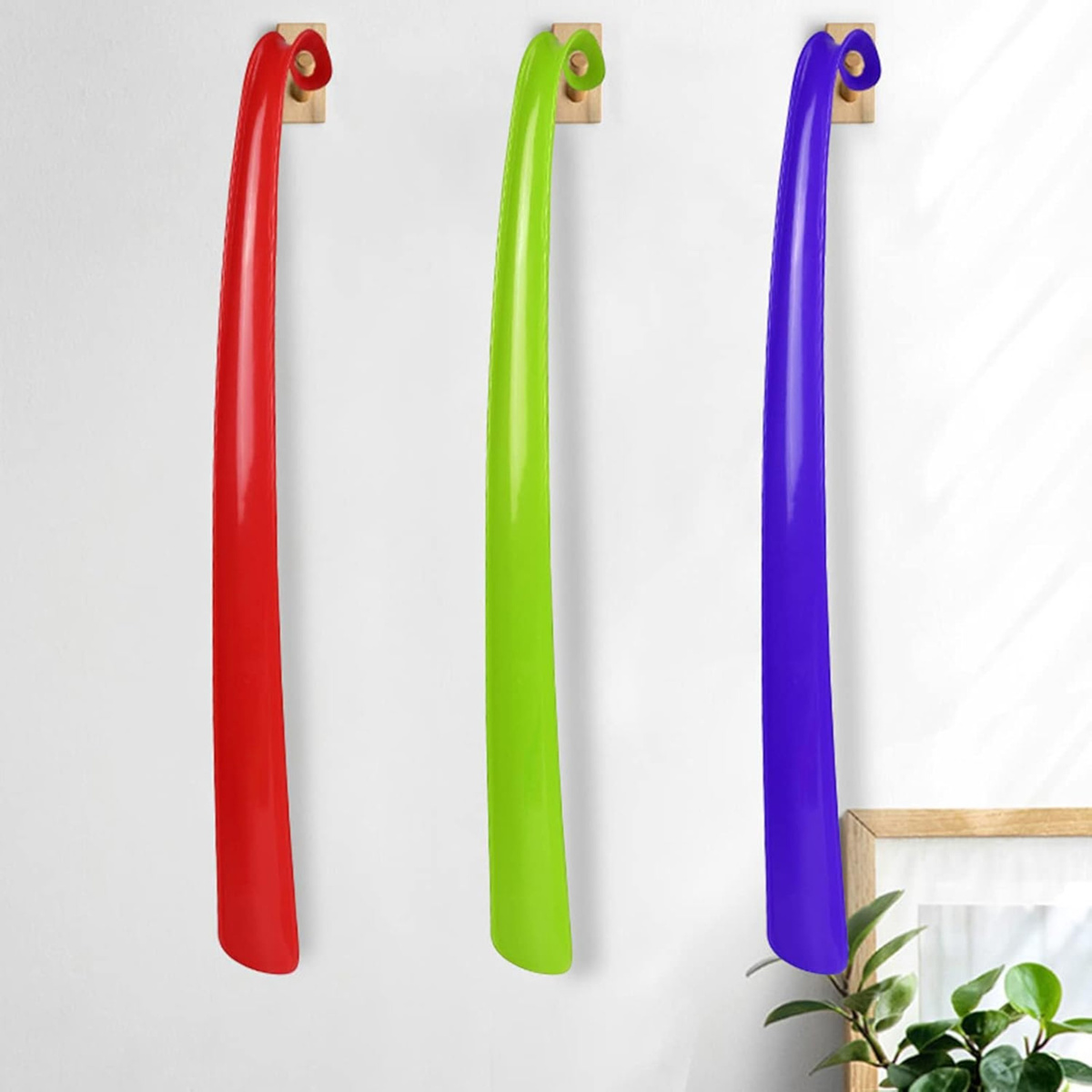 ŁYŻKA DO BUTÓW KIJ DO BUTÓW DŁUGA KOLOROWA PLASTIKOWA 43CM Z HACZYKIEM