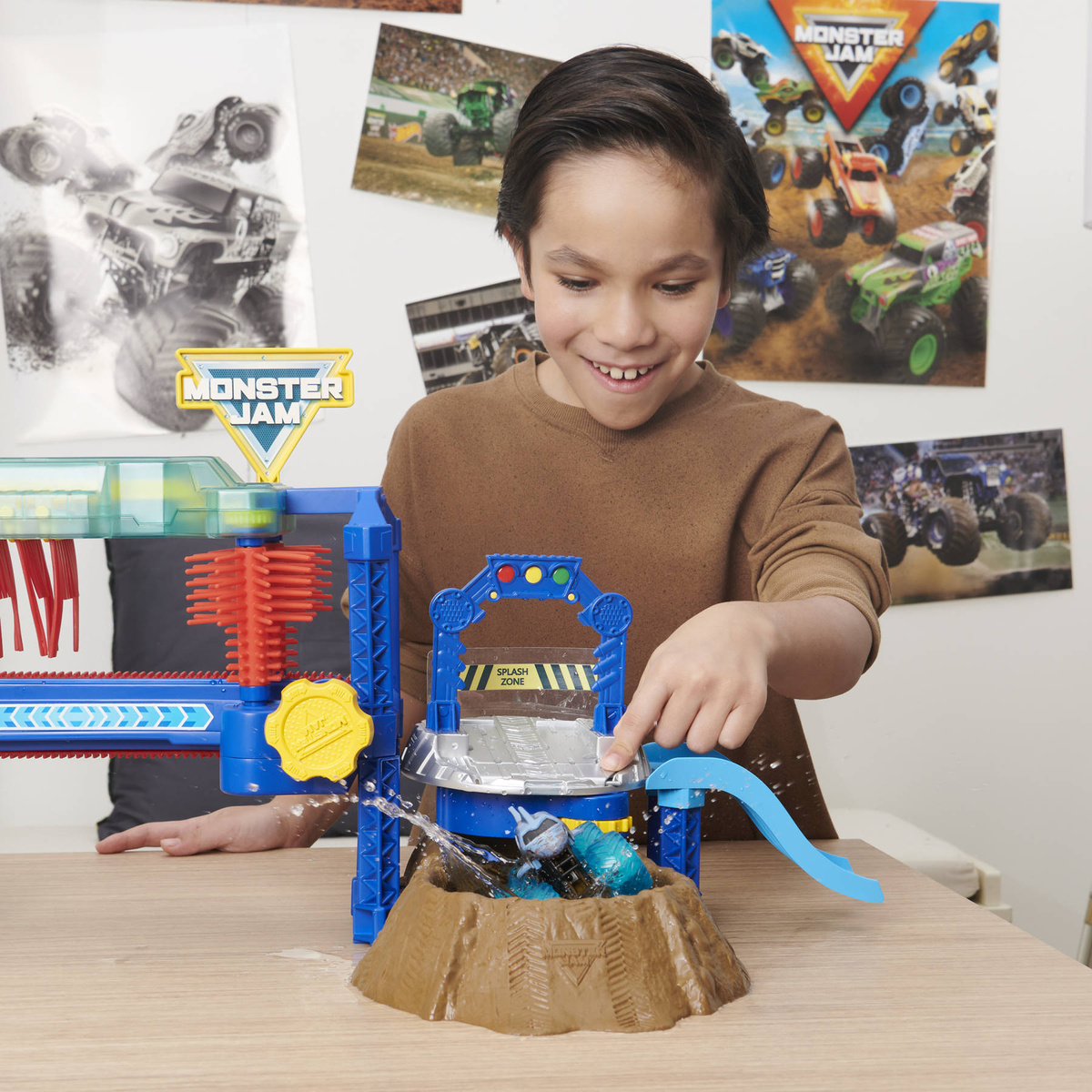 MONSTER JAM Zestaw SuperMyjnia + Autko 