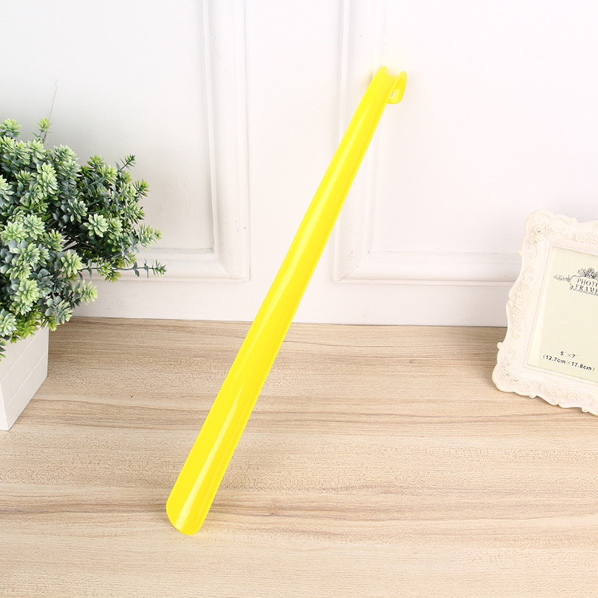ŁYŻKA DO BUTÓW KIJ DO BUTÓW DŁUGA KOLOROWA PLASTIKOWA 43CM Z HACZYKIEM