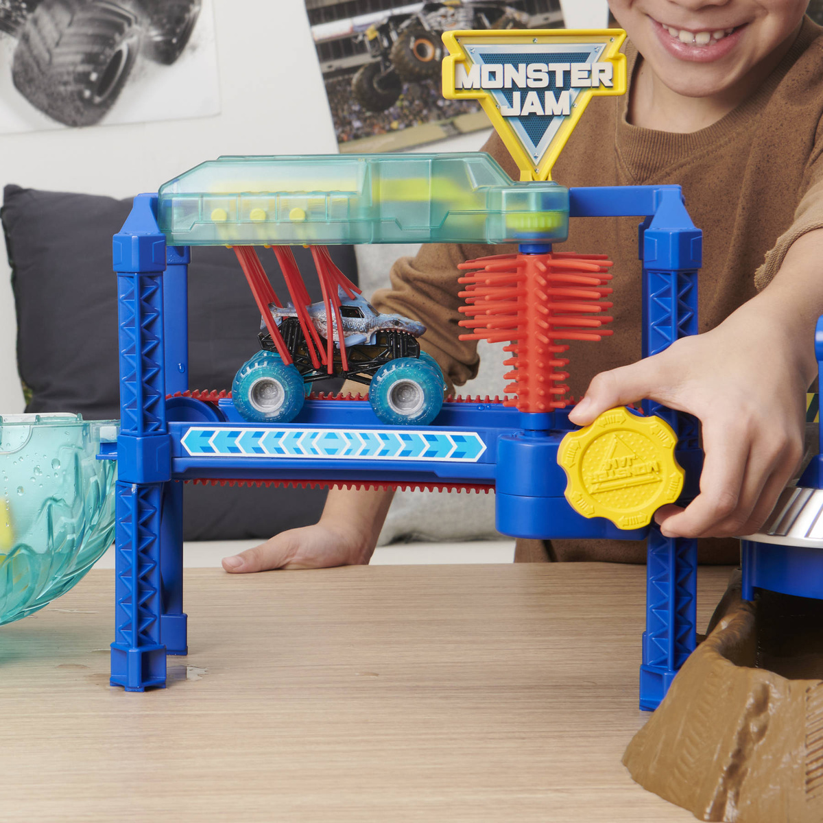 MONSTER JAM Zestaw SuperMyjnia + Autko 